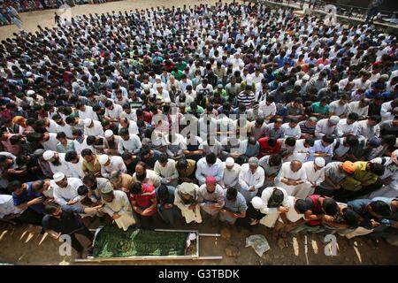 Srinagar, Indian Administered Kashmir. 15th June, 2016. People offer funeral prayers during the funeral of Tanvir Ahmad Sheikh in Srinagar, summer capital of Indian-controlled Kashmir, on June 15, 2016. Hundreds of Kashmiri people attended the funeral of Sheikh who was killed in a crossfire with Indian policemen and paramilitary troopers on Monday, in Kud area of Udhampur district, about 190 km south of Srinagar city, according to the police. However, family of Sheikh refuted the police version and alleged that he was killed when traveling in a bus and was not affiliated with any militant outf Stock Photo