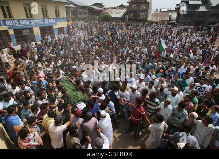 Srinagar, Indian Administered Kashmir. 15th June, 2016. People carry the coffin of Tanvir Ahmad Sheikh during his funeral in Srinagar, summer capital of Indian-controlled Kashmir, on June 15, 2016. Hundreds of Kashmiri people attended the funeral of Sheikh who was killed in a crossfire with Indian policemen and paramilitary troopers on Monday, in Kud area of Udhampur district, about 190 km south of Srinagar city, according to the police. However, family of Sheikh refuted the police version and alleged that he was killed when traveling in a bus and was not affiliated with any militant outfit. © Stock Photo