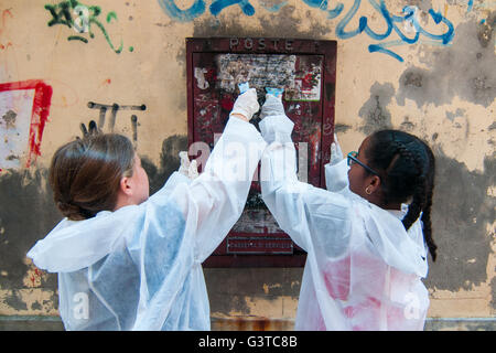 Venice, Italy. 15th June, 2016.  American students clean a mail box on June 15, 2016 in Venice, Italy. The association 'Masegni e nizioleti' is trying to clean the walls of the palaces that are ruined by graffiti, involving also some american students. HOW TO LICENCE THIS PICTURE: please contact us via e-mail at sales@xianpix.com or call  44 (0)207 1939846 for prices and terms of copyright. First Use Only, Editorial Use Only, All repros payable, No Archiving. © Awakening/Xianpix Credit:  Massimiliano Donati/Awakening/Alamy Live News Stock Photo