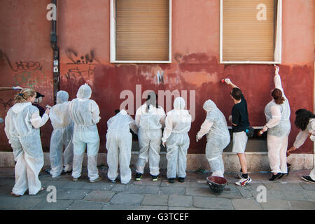 Venice, Italy. 15th June, 2016.  American students clean and paint a wall on June 15, 2016 in Venice, Italy. The association 'Masegni e nizioleti' is trying to clean the walls of the palaces that are ruined by graffiti, involving also some american students. HOW TO LICENCE THIS PICTURE: please contact us via e-mail at sales@xianpix.com or call  44 (0)207 1939846 for prices and terms of copyright. First Use Only, Editorial Use Only, All repros payable, No Archiving. © Awakening/Xianpix Credit:  Massimiliano Donati/Awakening/Alamy Live News Stock Photo