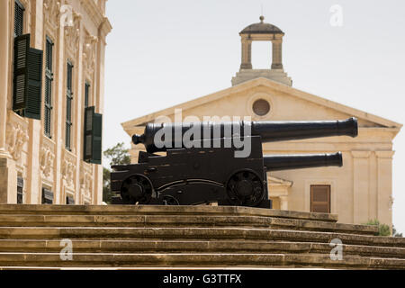 Cannons outside the Auberge de Castille et Leon.The residence of the Prime Minister of Malta Stock Photo