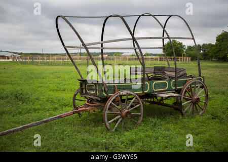 Texas covered wagon on ranch Stock Photo