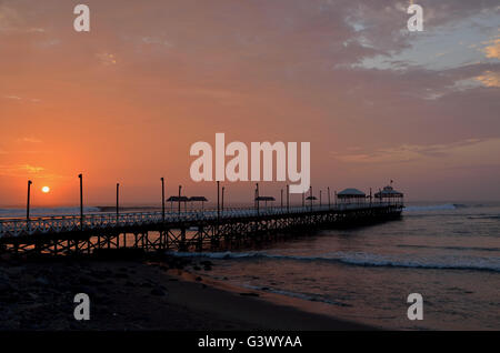 Sunset in Huanchaco's pier (Trujillo' beach, Peru) . Puesta del sol en muelle. Pôr do sol. Stock Photo