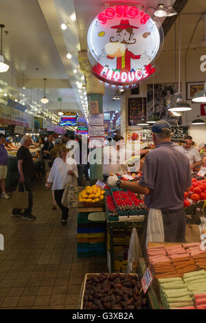 View on a stand selling fruits and vegetables at the Pike Place Market in Seattle, Washington, USA. Stock Photo