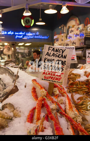 View on a stand selling fresh seafood (e.g. Alaskan king crab) at the Pike Place Market in Seattle, Washington, USA Stock Photo