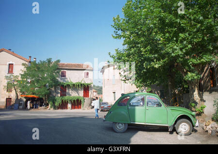 Green Citroën 2CV parked in village square: Rue de la Vialle, Octon, Hérault, Occitanie, France Stock Photo