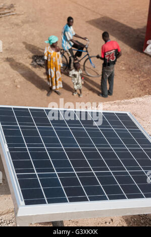 MALI, Dialakoro, solar powered battery recharge station in village Tiele, villagers can charge their car batteries for light, radio TV and other usages / MALI, Dialakoro, solar betriebene Batterieladestation im Dorf Tiele Stock Photo