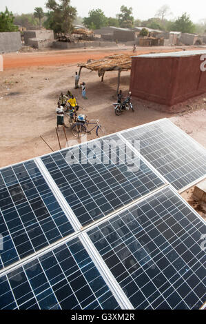 MALI, Dialakoro, solar powered battery recharge station in village Tiele, villagers can charge their car batteries for light, radio TV and other usages / MALI, Dialakoro, solar betriebene Batterieladestation im Dorf Tiele Stock Photo
