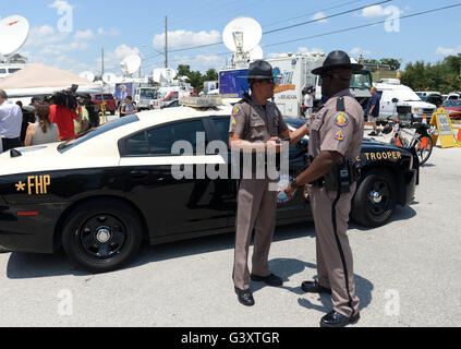 Orlando, USA. 15th June, 2016. Police officers work near the nightclub 'Pulse' where the mass shooting that killed at least 50 people including the gunman happened, in Orlando, Florida, the United States, June 15, 2016. Credit:  Yin Bogu/Xinhua/Alamy Live News Stock Photo