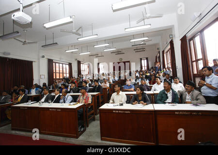 Bhaktapur, Nepal. 15th June, 2016. Intellectuals and delegates from different political parties attend a talk program on 'Disputes of the South China Sea and the Islands' at Bhaktapur, Nepal, on June 15, 2016. Nepal Workers and Peasants Party, an influential political party in Nepal, on Wednesday voiced its support for China's position on the South China Sea issue. © Pratap Thapa/Xinhua/Alamy Live News Stock Photo