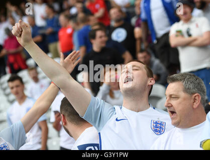 Lens, France. 16th June, 2016. England supporters cheer prior the Euro 2016 Group B soccer match between England and Wales at the Stade Bollaert-Delelis stadium, Lens, France, June 16, 2016. Photo: Marius Becker/dpa/Alamy Live News Stock Photo