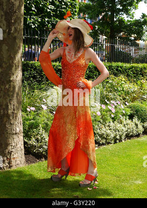 Ascot, UK. 16th June, 2016. Fashion on Ladies Day Royal Ascot, Ascot race course. Stock Photo
