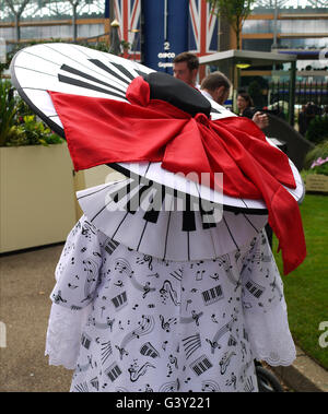 Ascot, UK. 16th June, 2016. Fashion on Ladies Day Royal Ascot, Ascot race course. Stock Photo