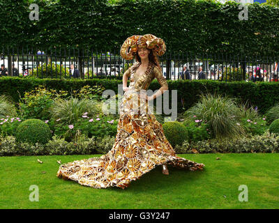 Ascot, UK. 16th June, 2016. Fashion on Ladies Day Royal Ascot, Ascot race course. Stock Photo