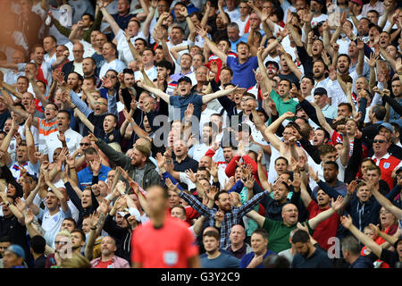 Lens, France. 16th June, 2016. England supporters cheer after their side's first goal during the Euro 2016 Group B soccer match between England and Wales at the Stade Bollaert-Delelis stadium, Lens, France, June 16, 2016. Photo: Marius Becker/dpa/Alamy Live News Stock Photo