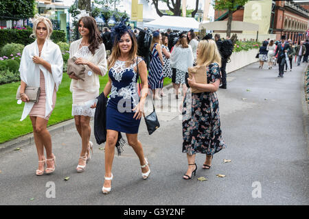 Ascot, UK. 16th June, 2016. Racegoers arrive at Royal Ascot on Ladies Day. Credit:  Mark Kerrison/Alamy Live News Stock Photo