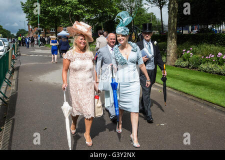 Ascot, UK. 16th June, 2016. Racegoers arrive at Royal Ascot on Ladies Day. Credit:  Mark Kerrison/Alamy Live News Stock Photo