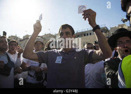 Jerusalem, Israel, Israel. 16th June, 2016. The Masorti Movement is a jewish-conservative religious group that believes in ploralism and deomcratic vision of Zionism. This morning the group tried to get together to a mutual prayer at the Western Wall as a step to demand a pluralist prayer space at the site. They we're protesting againts a haredi and religious youths and yeshiva students from the beginning to the end of the ceremony. Credit:  Danielle Shitrit/ZUMA Wire/Alamy Live News Stock Photo