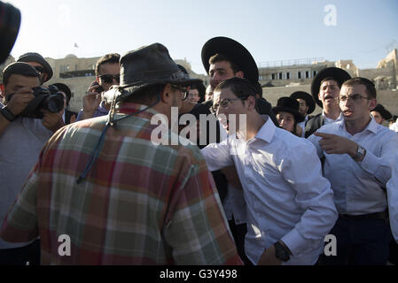 Jerusalem, Israel, Israel. 16th June, 2016. The Masorti Movement is a jewish-conservative religious group that believes in ploralism and deomcratic vision of Zionism. This morning the group tried to get together to a mutual prayer at the Western Wall as a step to demand a pluralist prayer space at the site. They we're protesting againts a haredi and religious youths and yeshiva students from the beginning to the end of the ceremony. Credit:  Danielle Shitrit/ZUMA Wire/Alamy Live News Stock Photo