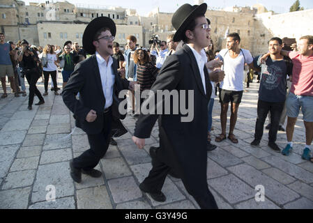 Jerusalem, Israel, Israel. 16th June, 2016. The Masorti Movement is a jewish-conservative religious group that believes in ploralism and deomcratic vision of Zionism. This morning the group tried to get together to a mutual prayer at the Western Wall as a step to demand a pluralist prayer space at the site. They we're protesting againts a haredi and religious youths and yeshiva students from the beginning to the end of the ceremony. Credit:  Danielle Shitrit/ZUMA Wire/Alamy Live News Stock Photo