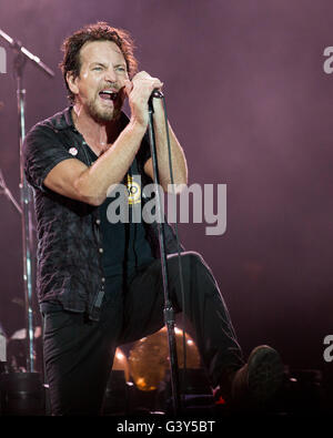 Oshkosh, Wisconsin, USA. 12th June, 2016. Musician EDDIE VEDDER of Pearl Jam perform live at Great Stage Park during Bonnaroo Music and Arts Festival in Manchester, Tennessee © Daniel DeSlover/ZUMA Wire/Alamy Live News Stock Photo