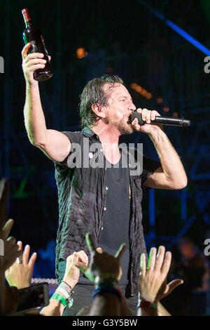 Oshkosh, Wisconsin, USA. 12th June, 2016. Musician EDDIE VEDDER of Pearl Jam gets into the crowd during Bonnaroo Music and Arts Festival in Manchester, Tennessee © Daniel DeSlover/ZUMA Wire/Alamy Live News Stock Photo