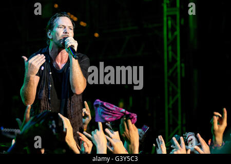 Oshkosh, Wisconsin, USA. 12th June, 2016. Musician EDDIE VEDDER of Pearl Jam gets into the crowd during Bonnaroo Music and Arts Festival in Manchester, Tennessee © Daniel DeSlover/ZUMA Wire/Alamy Live News Stock Photo