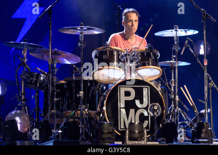 Oshkosh, Wisconsin, USA. 12th June, 2016. Drummer MATT CAMERON of Pearl Jam performs live at Great Stage Park during Bonnaroo Music and Arts Festival in Manchester, Tennessee © Daniel DeSlover/ZUMA Wire/Alamy Live News Stock Photo