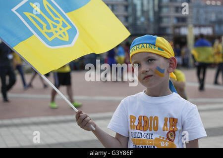 Kiev, Ukraine. 16th June, 2016. Ukrainian fans watch the UEFA EURO 2016 group C preliminary round match between Ukraine and Northern Ireland at the fan zone in Kiev, Ukraine, 16 June 2016. The UEFA EURO 2016 soccer championship takes place from 10 June to 10 July 2016 in France. Credit:  Nazar Furyk/ZUMA Wire/Alamy Live News Stock Photo