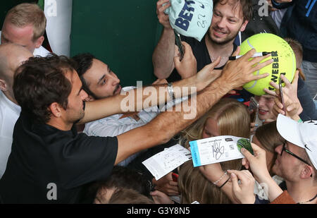 Halle, Germany. 16th June, 2016. Tennis player Roger Federer from Switzerland signs autographs for his fans at the ATP-Tournament in Halle, Germany, 16 June 2016. Photo: Friso Gentsch/dpa/Alamy Live News Stock Photo