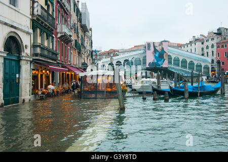 Venice, Italy. 15th June, 2016. A view of Rialto bridge during the high water on June 15, 2016 in Venice, Italy. The high water in this period is exceptional, and it is a surprise for citizen and tourists.  Credit:  Simone Padovani /Awakening/Alamy Live News Stock Photo