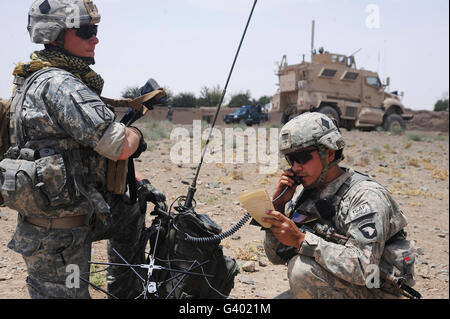 Satellite phone soldier hi-res stock photography and images