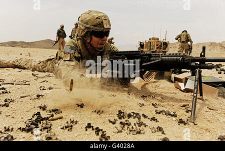 A soldier firing his Mk-48 machine gun Stock Photo - Alamy