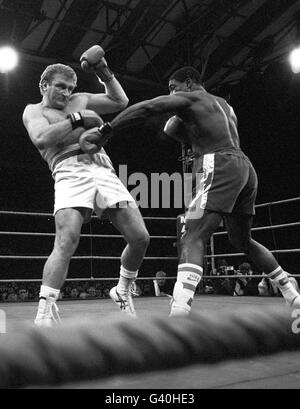 File picture of boxer Joe Bugner (l) in action against Frank Bruno in 1987. Bugner, the former British world heavyweight title contender, has announced he will return to the ring next month at the age of 45. Now a grandfather and Australian citizen, the ex-British and European title holder says he will fight current Australian champion Vince Cervi, 27, on the Gold Coast on September 22. See PA story BOXING Bugner. Stock Photo