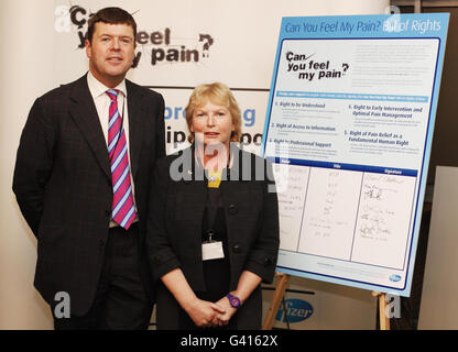 Minister of State for Care Services Paul Burstow with Linda Riordan MP, Chair of the All Party Parliamentary Group on Chronic Pain, at the UK launch of the Pain Proposal initiative for chronic pain at the Houses of Parliament, London. Stock Photo