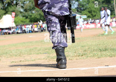 A Ugandan Police Officer Pictured In Kampala City Stock Photo - Alamy