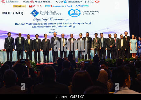 (160617) -- KUALA LUMPUR, June 17, 2016 (Xinhua) -- Malaysian Prime Minister Najib Razak (6th, L) poses for a group photo with guests after a signing ceremony of the Bandar Malaysia project in Kuala Lumpur, Malaysia, June 17, 2016. Chinese leading banks and company on Thursday expressed their support for a flagship project in the Malaysian capital, which will also house the terminal of the proposed high speed rail linking Kuala Lumpur and Singapore. Bank of China, the Industrial and Commercial Bank of China and China Construction Bank will join hands with HSBC and several leading local banks t Stock Photo