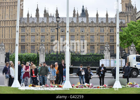 Parliament Square, London, UK. 17th June, 2016. Flowers and tributes are laid in Parliament Square for the MP Jo Cox. Stock Photo