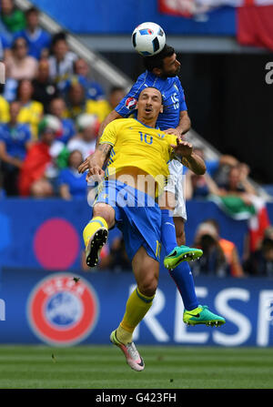 Toulouse, France. 17th June, 2016. Sweden's Zlatan Ibrahimovic (front) heads for the ball with Italy's Andrea Barzagli during their UEFA Euro 2016 group E match at the Stadium Municipal in Toulouse, France, June 17, 2016. Credit:  Tao Xiyi/Xinhua/Alamy Live News Stock Photo