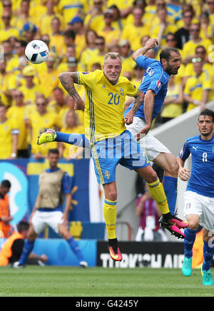 Toulouse, France. 17th June, 2016. Italy's Giorgio Chiellini (R) competes for a header with Sweden's John Guidetti during an Euro 2016 Group E soccer match between Italy and Sweden in Toulouse, France, June 17, 2016. Credit:  Zhang Fan/Xinhua/Alamy Live News Stock Photo