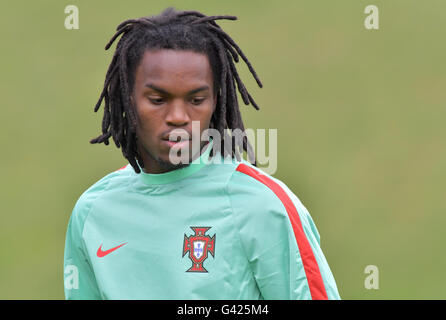 Paris, France. 17th June, 2016. Renato Sanches attends a training session of team Portugal in Marcoussis near Paris, France, 17 June, 2016. Portugal plays Austria in a Euro 2016 group F soccer soccer match June 18. Photo: Peter Kneffel/dpa/Alamy Live News Stock Photo