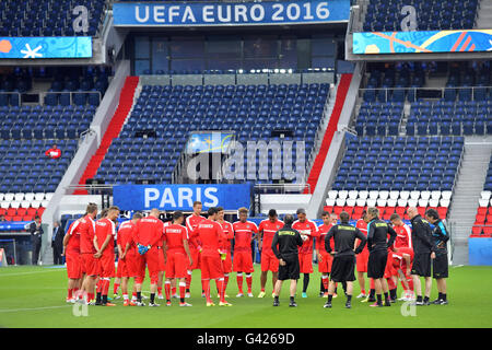 Paris, France. 17th June, 2016. Team Austria is on the pitch during a training session at Parc des Princes in Paris, France, 17 June, 2016. Austria play Portugal in a Euro 2016 group F soccer soccer match June 18. Photo: Peter Kneffel/dpa/Alamy Live News Stock Photo