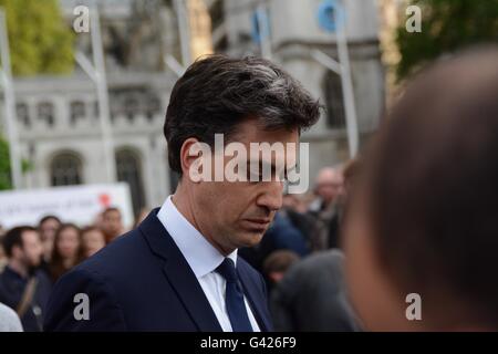 London, England. 17 June 2016. ed Miliband bows his head as he leaves the tributes. Credit: Marc Ward/Alamy Live News Stock Photo