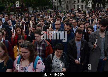 London, England. 17 June 2016. Candles as people reflect on Jo's life. Credit: Marc Ward/Alamy Live News Stock Photo
