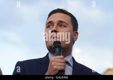 London, England, UK. 17th June, 2016. Speaker pay respect and send a massage No Hate a vigil for Jo Cox MP who was shot and stabbed yesterday in Bristall, at Parliament square in London. Credit:  See Li/Alamy Live News Stock Photo