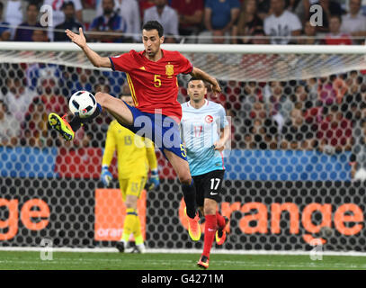 Nice, France. 17th June, 2016. Sergio Busquets controls the ball during the Group D soccer match of the UEFA EURO 2016 between Spain and Turkey at the Stade de Nice in Nice, 17 June, 2016. Photo: Federico Gambarini/dpa/Alamy Live News Stock Photo