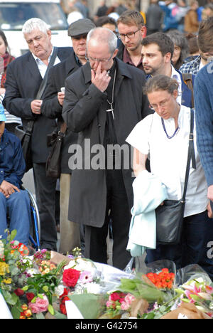 London, UK. 17th June, 2016. The Reverend Justin Welby wipes a tear from his eye looking at the floral tribute. The Archbishop of Canterbury, head of the Anglican Church, the most senior bishop in the Church of England looks at the flowers on Parliament square left in memory of Joanne Cox MP labour member of parliament murdered in the village of Birstall. Credit:  JOHNNY ARMSTEAD/Alamy Live News Stock Photo