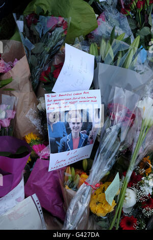 London, UK. 17th June, 2016. Thousonds attend a vigil in  Palimliment square to honor of Jo Cox MP who was murdered on Thusday Credit:  Jay Shaw-Baker/Alamy Live News Stock Photo