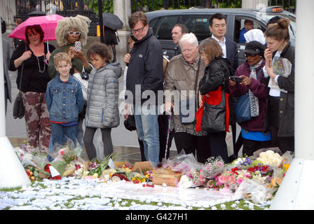 London, UK. 17th June, 2016. Members of the public flock to Parliament Square opposite the Houses of Parliament to lay or to look at the flowers and messages of sympathy left in memory of Labour MP Joanne Jo Cox murdered in the village of Birstall. Credit:  JOHNNY ARMSTEAD/Alamy Live News Stock Photo