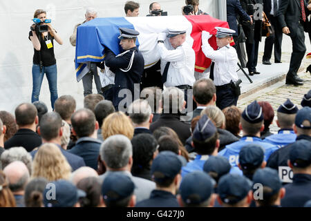 Paris, France. 17th June, 2016. Colleagues and relatives attend the national homage ceremony in honor of the police officer and his partner stabbed to death by a man who claimed allegiance to the Islamic State (IS) group, at the Versailles, in Paris, France, June 17, 2016. French President Francois Hollande, Prime Minister Manuel Valls and Interior Minister Bernard Cazeneuve attended the ceremony. Credit:  Theo Duval/Xinhua/Alamy Live News Stock Photo